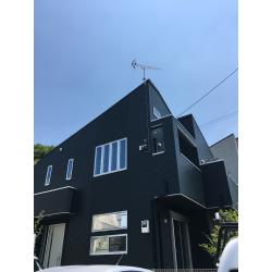 外壁は濃いめの黒系で塗装し、雨樋などの付帯部は黒で塗装を行いました。
また艶も３分艶で落ち着かせている為
新築の建物ような仕上がりになりました。