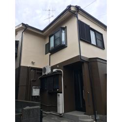 お客様の要望で2色で仕上げるデザイン塗装を行いました。
課題としては見切るところをどこにするかでお家のデザインが変わるので
入念な打ち合わせをし新しいラインを引き塗装作業を行いました。。また配管なども色分けして塗装することで
スッキリみえ上品な仕上がりになりました。

