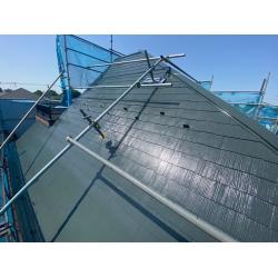 屋根に特殊塗料の遮熱塗料を塗装することで
太陽の紫外線を反射し屋根材への負担を減少します。
また光沢もでて高級な仕上がりになります。