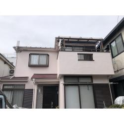 外壁はピンク系の色塗装し屋根は赤系の塗装行うことで
お家自体の色が統一していてまとまってみえます。
また屋根壁は特殊塗料の遮熱塗料で塗装しているので
紫外線を反射しお家の長期的な保護が期待できます。