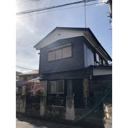 外壁は既存の色をベースに塗装を行いました。
状態が悪い箇所は下地補修を行ってから塗装作業に移ります。