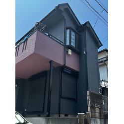 外壁のベースは黒に近い濃い目の色を塗装し
ベランダ部分はアクセントでピンク系の色を塗装行いました。
一部分色を変えるだけでデザイン性のある仕上がりになります。