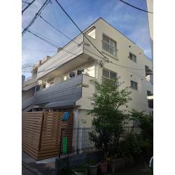 ベランダの色を塗り分けることでアクセントになりました。下地の状態が悪かったですがきれいに仕上がりました。
