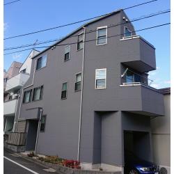 外壁をグレーにしたことで艶消しですが汚れにくくかっこよく仕上がりました。断熱効果が期待できます。