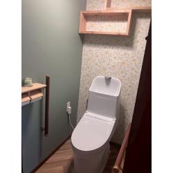 TOTOのウォシュレット一体型トイレへ交換、内装工事をいたしました。古くなったトイレを節水トイレへ。使用水量を大幅に減少させることができるので、水道料金の節約、エコにつながります。クロスはグリーンのベースに花柄をアクセントとして採用。温かみのある空間に仕上がりました。造作の背面棚はトイレットペーパーを収納したり、お気に入りの雑貨を飾るスペースとしても便利です。
