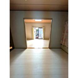 畳の和室をフローリングへリフォームいたしました。明るめの床材をお選びいただいたことで、お部屋全体がより開放的で明るい雰囲気に生まれ変わりました。採用いただいた床材は、木目の風合いをリアルに表現したエンボス加工が施されており、お手入れがしやすく傷が付きにくい仕様です。毎日の生活で使いやすく、長く快適にお過ごしいただける仕上がりとなっています。お客様のご予算とご希望に合わせ、最適な商品と工事内容をご提案し、満足いただける空間づくりのお手伝いをさせていただきました。