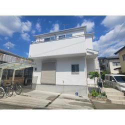 白い外壁がお好きなお客様。
できる限り長い間白い外壁を汚れず長持ちさせたいとのご希望のため、
超低汚染リファイン1000SiーIRを使用して塗替えを行いました。
