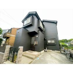 今回の塗替え前は暖色系のカラーリングでしたが、交通量が非常に多い大通りに面しているため、
排気ガスなど外的要因による汚れの付着が非常に目立っていました。
超低汚染リファインを使用し、かつ汚れの目立ちにくい黒系でのイメージチェンジを行い、
雰囲気がガラッと変わりました。