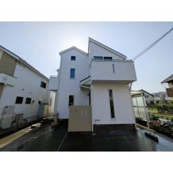 新築当時も白を基調とした外壁でしたが周辺の畑から飛んでくる土埃などで徐々に色がくすんでしまっていました。
できる限り長い間白い外壁を残したいとのご希望で超低汚染塗料をご提案させて頂き、
念願の白い外壁が長持ちする塗替え工事を行わせていただきました。