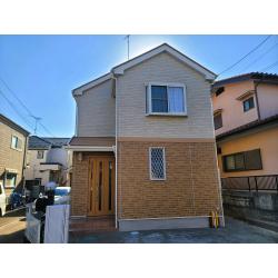 意匠性の高いサイディングのデザインはそのまま残せるクリア塗料で塗装をしています。
屋根は断熱セラミック塗料のガイナを使って塗装。
帯の色も屋根色に併せて変更し、イメージは大きく変更していませんが印象が少し変わる塗替えとなりました。