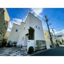 元々の風合いが艶消しの外壁でした。塗替え後もそのままの状態を残したいとご希望があり、
対象の塗料をご提案させて頂いた中から断熱セラミック塗料のガイナをご選択いただきました。
通常のガイナではなく、認定施工店のみが使用できるガイナスーパークリーンを使用しており、
低汚染性も兼ねそろえた省エネ塗装になっています。