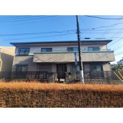 南面の日当たりがよく、特に劣化が激しかったため、以前にハウスメーカーによる部分的な塗替えを実施していました。
今回は全体の色味を合わせるため、4面すべての塗替えでご提案。
既存の色味は変更せず、セルフクリーニング機能が高い遮熱塗料を使ってイメージが変わらなくても
今まで以上に快適な生活ができる塗替え工事をさせて頂きました。
