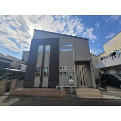 元々は茶色とベージュを使った外壁でした。
せっかくの塗替え工事ということで大幅にイメージを変え、グレー2色でのツートンカラーへの
塗替え工事となりました。