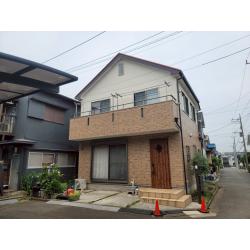 お客様のご要望でタイル地のサイディングはそのままのデザインを残したい、塗潰す場所は遮熱効果の高いものをご希望でした。
クリヤー部分は難付着性サイディングにもしっかりと密着するクリヤー塗料、塗潰し部分は断熱セラミック塗料を使って塗装を行いました。