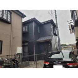 外壁塗装で人気なカラーとして黒系の塗料があります。
汚れも目立ちにくく、高級感があるためよくお客様から指定されることが多い色です。
デメリットとしては白系の色に比べて熱がこもりやすい点があります。
遮熱塗料で塗装することで熱だまりを軽減できるため、濃色を検討されている方は遮熱塗料での塗装がおすすめです。
バルコニーのサンルーフもパネルが劣化していたので交換しました。