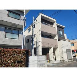 塗替えを実施するにあたりメインのカラーはあまり変更せず、強すぎないアクセントカラーを入れたいとのご希望でした。
以前は全体的に明るめのグレーやアイボリーを基調としていた外壁色だったので、バルコニー外壁を暖色にして塗装しました。
ラジカル制御型の遮熱シリコン塗料はコストパフォーマンスもよく、お勧めの塗料です。