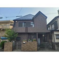 意匠性の高いサイディングは塗潰してしまうのがもったいないと感じる方もいます。
今回はレンガ調のサイディングでそのままのデザインを残したいとのご希望。
難付着性サイディングにも対応しているクリヤー塗料を使ってデザインをそのままに塗替え工事をいたしました。