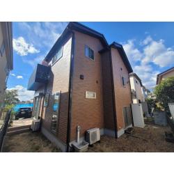 レンガ調の意匠性サイディングはデザイン性が高く、そのままの風味を残して塗装したいお客様が多くいらっしゃいます。
基本的な塗装は塗潰しのためデザイン性が失われてしまいますが、状態がいいサイディングならクリヤー塗料で
そのままの風合いを残したままの塗装がおすすめです。