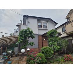 過去に塗替えを実施していたことがあるようで、幕板を中心に上下で色を分ける仕様になっていました。
今回も同様に色分けをしますが、下半分は以前のカラーからガラッと色味を変えています。
半分の色が変わっただけでも見える印象がかなり変わって見えます。