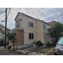 周辺のお家は艶がない艶消しのお家が多く、強い光沢での塗装は控えたい・・・
基本的に光沢が無くなるほど汚れが付着しやすくなる傾向が微量ながらあるため、
光沢を抑えた３分艶、かつ汚れにくさに特化した超低汚染塗料でいつまでもきれいな外壁を目指しました。