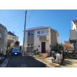 基本的な色味は変更せず、クリヤー塗料と同系統の色で塗装しています。
破風板やモールなどの色味を変更してアクセントがつくように塗装をしています。