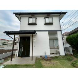 前回の塗装工事からかなり年数がたっているとのことでチョーキングや色落ちが顕著でした。
付帯部は元々茶色でしたが今回の塗替え工事で紺にイメージチェンジ。
メインとなる外壁色もよりはっきりとした白で塗装することで付帯部のアクセントが一層映える仕上がりになりました。