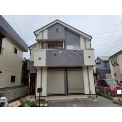 外壁塗装工事と屋根のカバー工事を実施させていただきました。
屋根はノンアスベストのスレートですでに破損部位があり、塗装をしても意味がないためカバー工法。
外壁は現行のツートンカラーを活かし、色の組み合わせを変えて落ち着いた仕上がりになる色になりました。