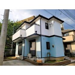 過去の塗替え工事の際にはクリヤー塗料を使って塗装を行ったそうです。
しかし、経年とともに塗装が不十分だった箇所が先に劣化して部分的に色合わせが発生している状態でした。
この状態ではクリヤー塗装もできないので塗りつぶしをご提案。
暖色から寒色へのイメージチェンジとなり爽やかな色合いに生まれ変わりました。