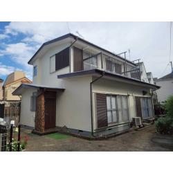 塗装工事を実施しても雰囲気は極力変えたくないという方が多くいらっしゃいます。
今回のお客様も雰囲気はあまり変えず、きれいな状態にしたいとのご希望でしたので、
規定色の中から最も近い色を選択し、塗装工事を行いました。
