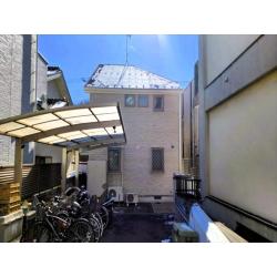 意匠性の高いサイディングを塗装する際は2種類のパターンがあります。
塗つぶして1色にしてしまう方法と、そのままのデザインを残すクリヤー塗装です。
今回はクリヤー塗装での工事となりました。
