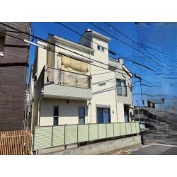 元々の配色も2色使用した2トーンカラーでしたが、同系統色のためあまりコントラストがありませんでした。
今回は系統が少し違う色を使って同じ塗分けでもよりコントラストがはっきりと出る仕上がりにさせて頂きました。