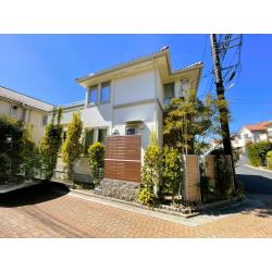 元々の外壁色は大きく変更したくないものの、同じままではなく少しイメージを変更したいとのことで、
幕板周りなどの一部を濃色で塗装し、アクセントカラーとしてコントラストが出るように塗装を行いました。