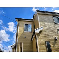 外壁は遮熱シリコン塗料、屋根は遮熱放熱フッ素塗料を使って塗替え工事を行いました。
外壁はサイディングの模様に応じて2色の塗分けを行い、コントラストが出る仕上がりになっています。