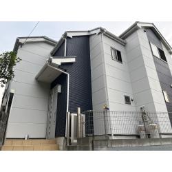 施工前の色合いが気に入っているということで、イメージを変えないまま壁に艶を出すことでコケや汚れに強い仕上がりにしました！