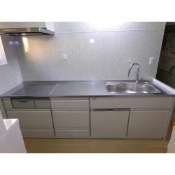 お手入れしやすく、安全面に配慮した内容のキッチンをご提案。 たっぷり使える大容量収納や、変色、変質の心配がなく水拭きでキレイを保てるタカラスタンダードのホーローシステムキッチンを選定しました。