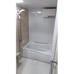 寒さ対策として浴室と脱衣所に暖房機を取付け、既存窓をふさぐことで外気が入ってくるのを防止する内容でご提案しました。浴室の床は「ほっカラリ床」で冷気をシャットアウトするＷ断熱構造を採用しております。滑りにくくすることで安全にも配慮した快適な浴室スペースとなりました。