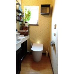 トイレ室内はお施主様こだわりの装飾で彩られており、ネオレストLSの洗練されたデザインの佇まいが、落ち着きのある空間を演出しています。