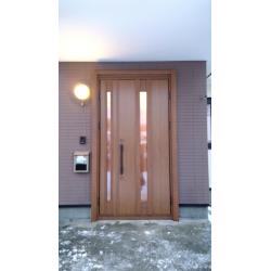 ドア本体と子扉に採光窓がついている製品を選定。ドアの色は以前は黒でしたが、木目調のブラウン色のドアに交換することで、玄関内の明るさも以前と遜色のない状態で保つことができています。