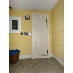 断熱性能の高い玄関ドア・窓に交換。