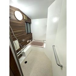 ユニットバスの設置が難しい変形浴室を、浴室用のパネルとシートを用いユニットバス風にリフォームしました。元の浴室の形に合わせ、壁と天井にはパネルを、床にはシートを施工いたしました。これにより、浴室の広さはそのままに、明るく清潔感のあるユニットバス風の浴室に生まれ変わりました。パネルやシートは保温性や清掃性にも優れるため、ヒートショック対策や日々のお掃除のストレス軽減にもつながりました。