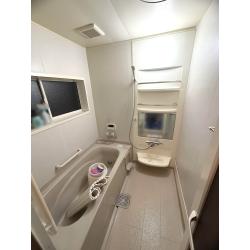 本案件では、【1】浴室収納棚（キャビネット）の割れ補修及び塗装、【2】壁下部のサビの補修、【3】コーキング打替の施工をしました。『気になるところだけのプチリフォーム』で、低価格・短工期を実現することができました。