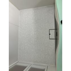 【1】床シート貼り、【2】ドア交換【3】コーキング打替【4】シャワー水栓交換(Refaシャワーヘッド採用)【5】後付け用の手すり2本取付の施工をしました。『気になるところだけのプチリフォーム』で、低価格・短工期を実現することができました。