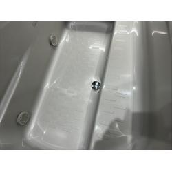 部分的に塗装がはがれていた浴槽を、はがれた箇所のみリペア塗装いたしました。通常は浴槽全体を塗装しますが、今回は部分的に塗装がはがれてしまっている状態で、傷や劣化はほぼ見られなかったため、ピンポイントの塗装という形で補修させていただきました。部分施工となるため、短工期・低コストを実現することができたほか、リフォームの翌日から入浴が可能となりました。