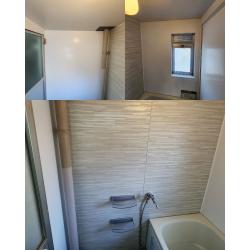 壁の上下で段差のある浴室を、壊さずに上貼りでリフォームいたしました。これにより天井から床までつるっとした段差のない壁となり清掃性の向上を期待できます。またお客様のご要望の中に「デザインにもこだわりたい」とありましたので、壁1面を柄のアクセント仕様にすることで、見栄えのする仕上がりとなりました。明るく清潔感にあふれ、掃除のしやすいお風呂場に生まれ変わり、お施主様にも大変ご満足いただけました。