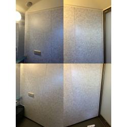 剝がれた壁を丁寧に剥離し、新しいパネルを上貼りました。今回は「1面のみの修繕」ということで、残る3面の壁の色柄に最も馴染むものを、約30種類のサンプルの中からお選びいただきました。新しいパネルも既存の浴室に馴染み、お客様に大変満足していただきました。