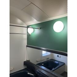 剝がれた壁を丁寧に剥離し、新しいパネルを上貼りました。元のグレーベースの浴室から壁の色は白を基調とし、鏡の面には緑色のアクセントパネルを施工しました。お客様のご要望にあった低コスト・短工期を実現し、さらには明るい浴室へのイメージチェンジも叶えることが出来ました。