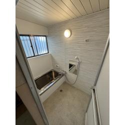 タイル貼りの在来浴室を、壊さずに上貼りで全体リフォームいたしました。弊社の使用するパネルと床シートは保温性に優れており、お客様のお悩みであった「寒さ」の軽減へ貢献することが出来ました。また壁1面を石目調のパネルにすることによりデザイン性にもこだわった空間となりお客様にも大変満足いただけました。