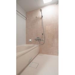 【やさしい色合いでまとめたリラックスバスルーム】

淡いピンクの壁パネルとホワイトを基調にした、明るく清潔感のある浴室に仕上げました。
浴槽や床もやさしいトーンで統一し、落ち着いた雰囲気の中でゆったりと入浴できる空間を演出しています。
壁面にはお手入れしやすいパネル素材を採用し、汚れやカビが付きにくい仕様に。
また、浴槽横のコントロールパネルで温度や湯張りを簡単に操作できるなど、機能面でも快適性を追求しました。
毎日の疲れを癒す、心地よいバスタイムを叶える空間です。