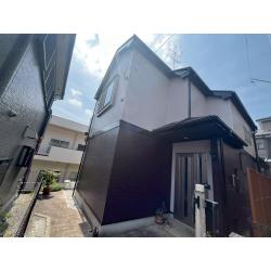 1階をブラウン、2階を白っぽいベージュに塗り分けたことで、立体感と高級感が生まれました。シンプルながらもセンスを感じる配色で、お洒落で温かみのある外観に生まれ変わりました。