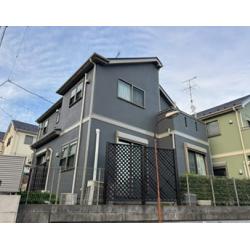 落ち着いたネイビーに塗り替えることで、高級感と清潔感が際立つ外観に。深い色味が建物のフォルムを美しく見せ、ぐっと現代的な雰囲気に生まれ変わりました。